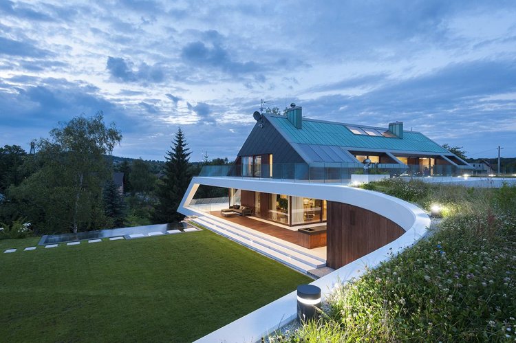 Trä för utvändigt-inuti-vitt-kombinera-tak-trädgård-modern-arkitektur-sluttande-tak-belysning