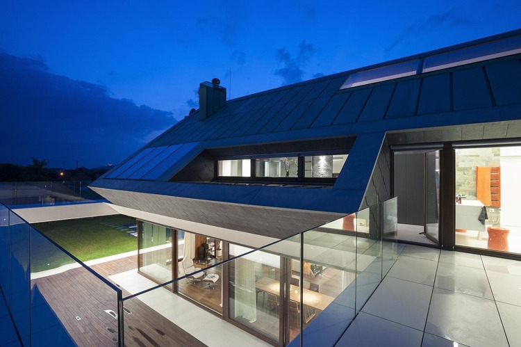 trä-utsida-inuti-vit-kombinera-takterrass-sluttande tak-glasräcke-modern