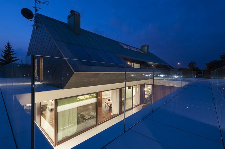 trä-utsida-inuti-vit-kombinera-takterrass-glasräcke-sluttande tak
