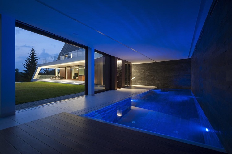 trä-utanför-inuti-vit-kombinera-inomhus-pool-indirekt-belysning-terrass-dörrar