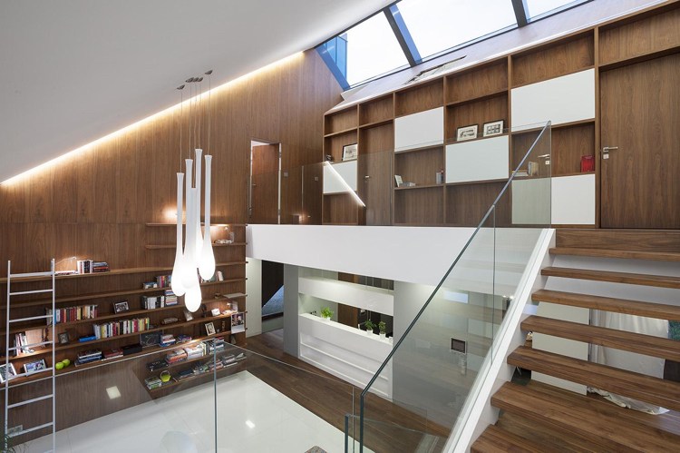 trä-utsida-inuti-vit-kombinera-indirekt-belysning-väggbeklädnad-glasräcken