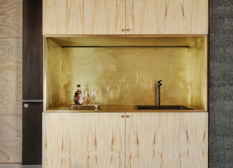 trä-interiör-konstruktion-minimalistisk-kök-plywood-mässing