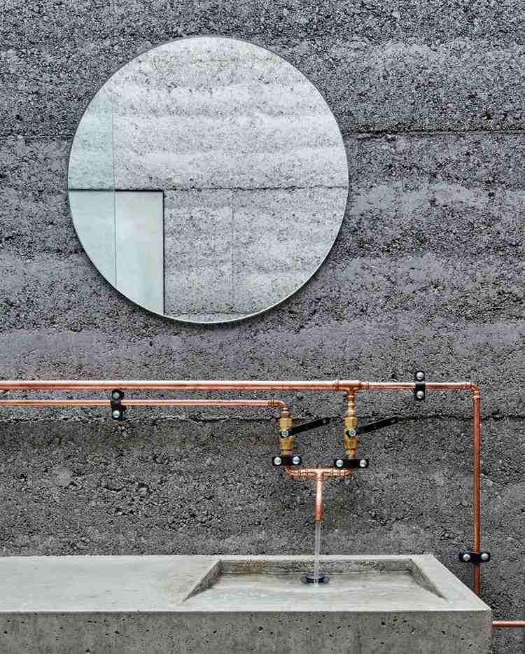 refugium-design-badrum-ramade jord-vägg-koppar-vattenrör