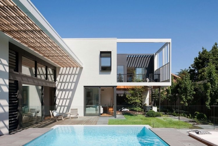 Trä för terrass -utomhus-pool-modern-arkitektur-hus-trädgård-glasräcken