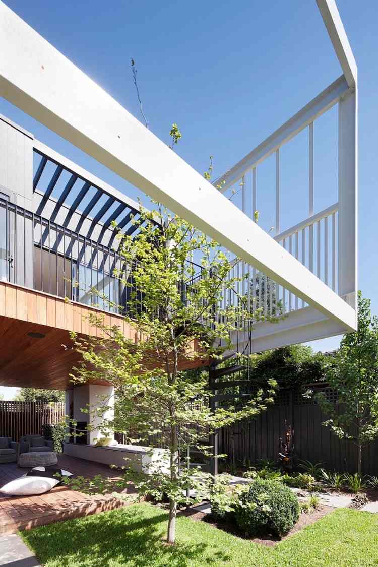 Trä för terrass -utomhus-trädgård-sol-gräsmatta-boxwood-trappor utanför