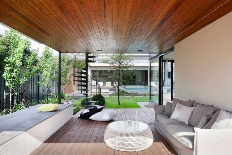 trä-terrass-utanför-tak och-tak-trä-utemöbler-grå