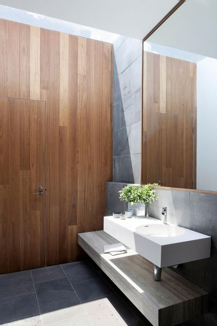 trä-väggbeklädnad-grå-kakel-badrum-modern-spegelvägg