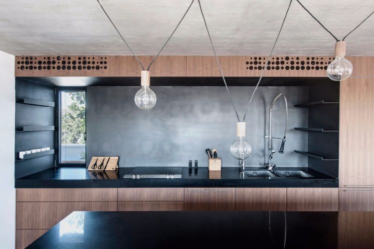 trä-kök-modern-design-svart-minimalistisk-kombinera-lampa