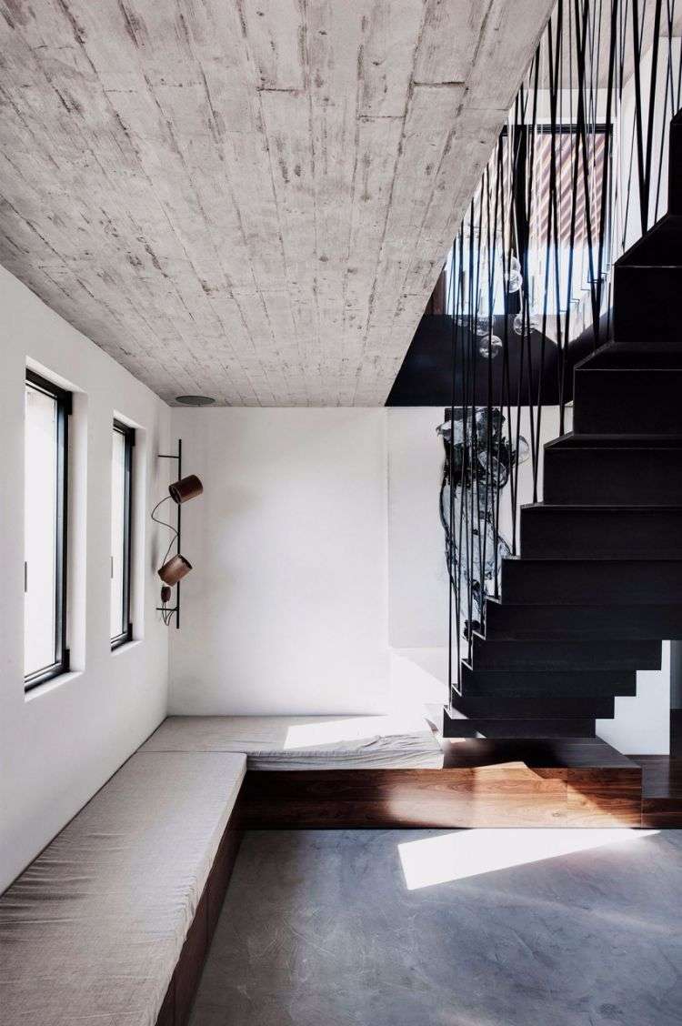 trägolv-modern-kombinera-betong-trappor-metall-svart