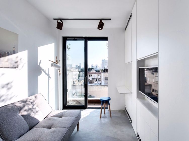 vit-betong-golv-grå-soffa-inbyggda skåp-modern-kombinera