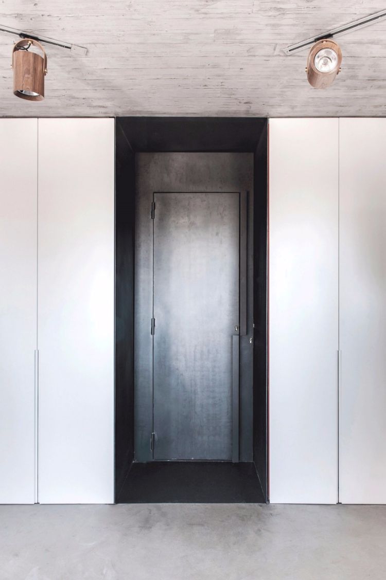 minimalistisk-korridor-modern-kombinera-vit-betong-svart-metall