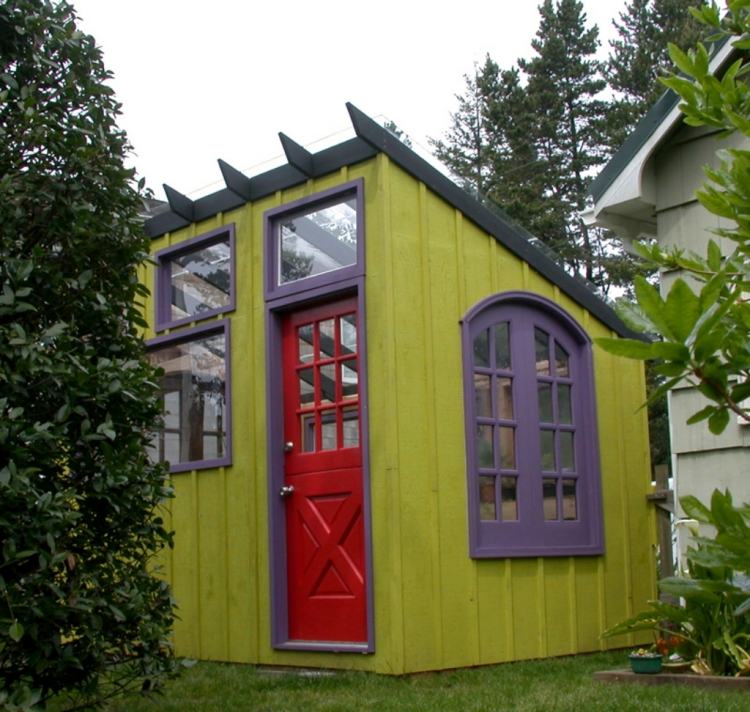 trä-trädgård-hus-daemmen-färgat-hus-fönster-dörr-röd-glas