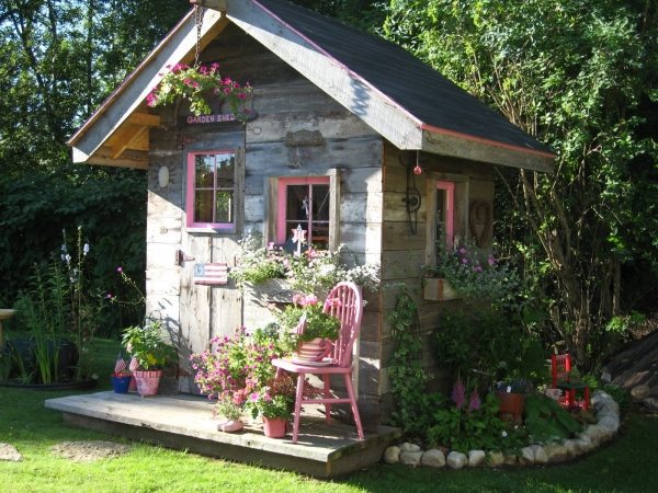 liten trädgård skjul daemmen rosa fönster blommor