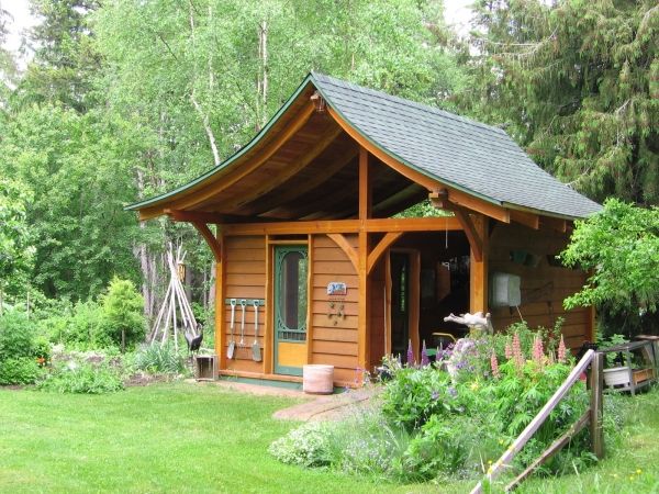 trä trädgård skjul gaveltak gröna takpannor