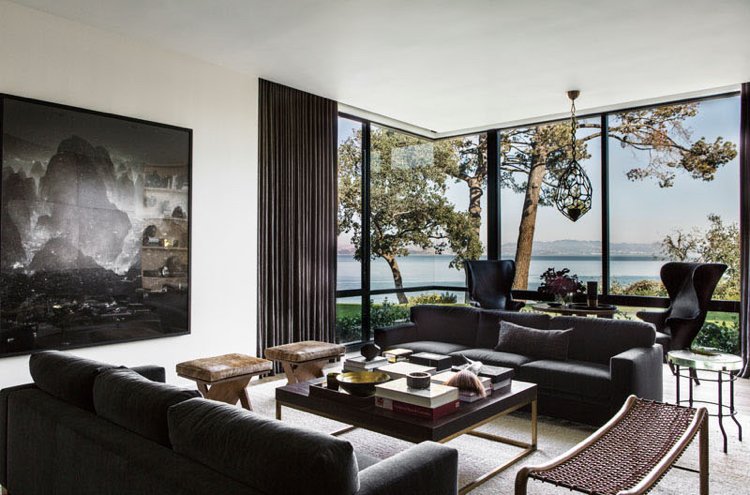 trä-inuti-utsida-svart-vit-möbler-golv till tak-fönster