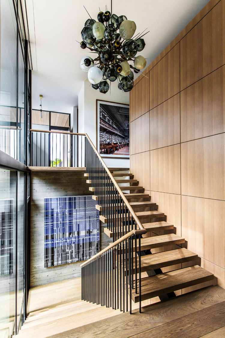 trä-inuti-utanför-trapplampa-modern-design-väggbeklädnad