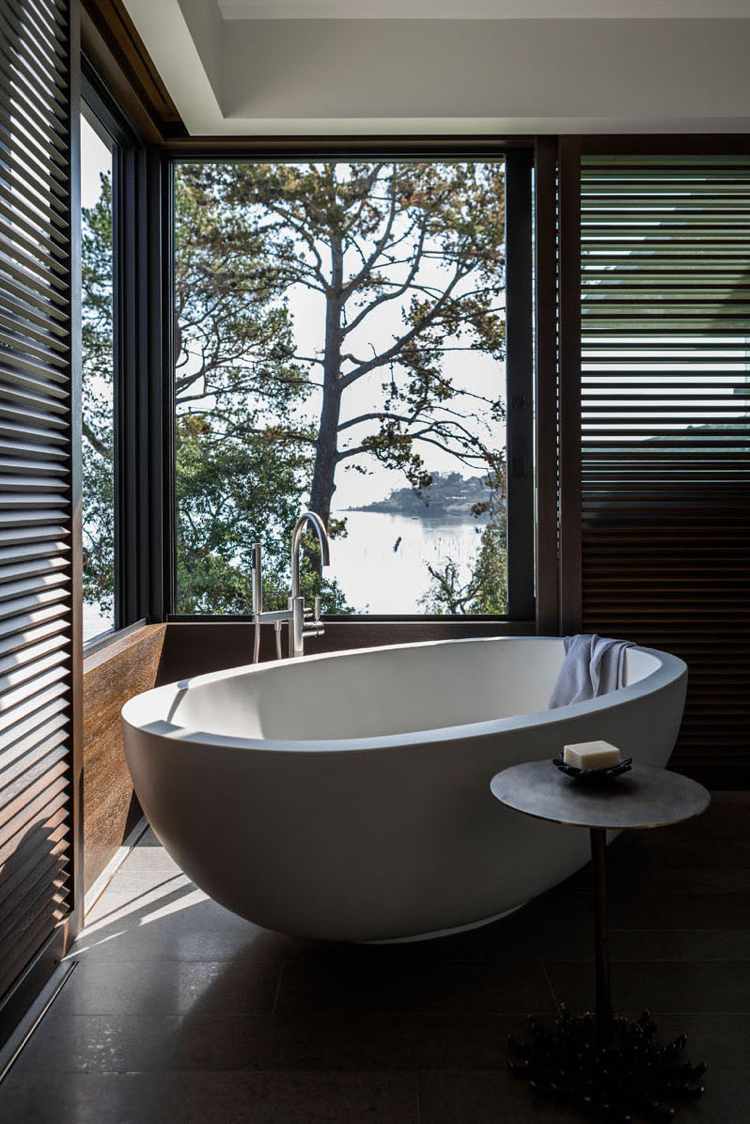 trä-inuti-utsida-fristående-badkar-fönster