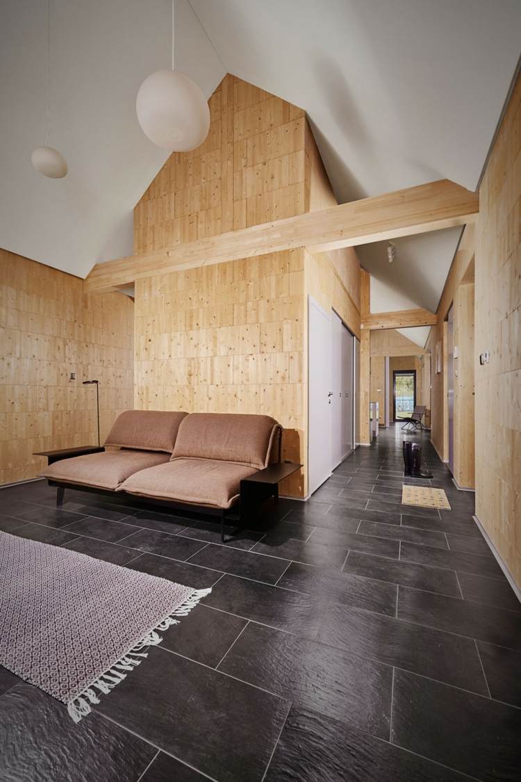 trä-klinker-vardagsrum-väggbeklädnad-svart-kakel