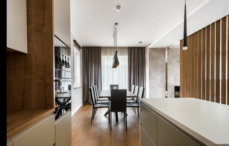 modern lägenhet trä grå vit färgkombination