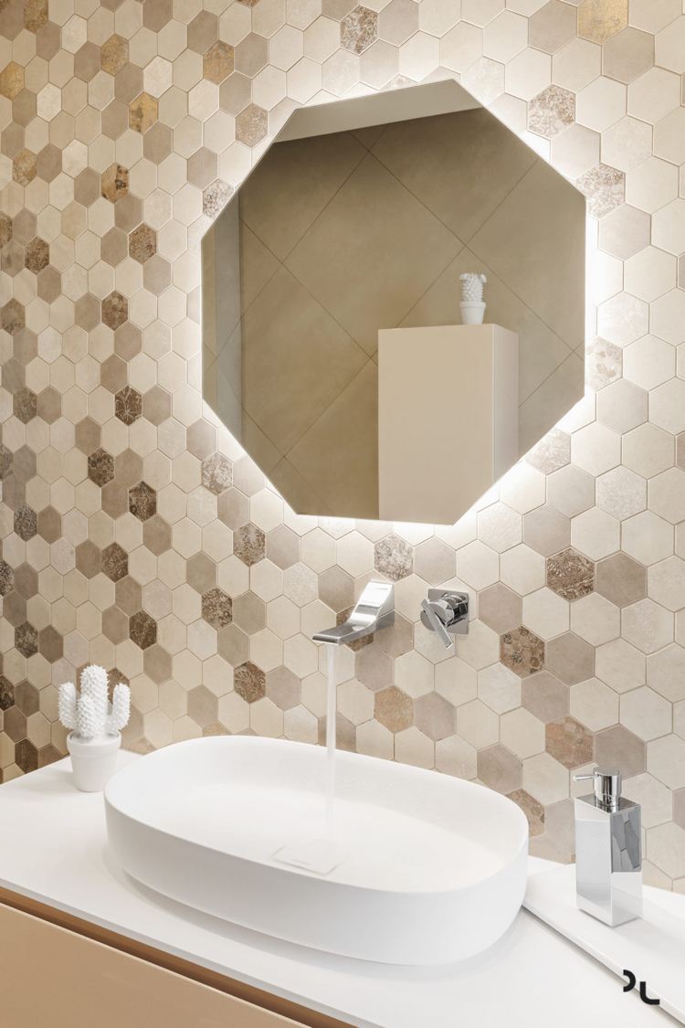 trä modernt badrum spegel beige plattor sexkantiga