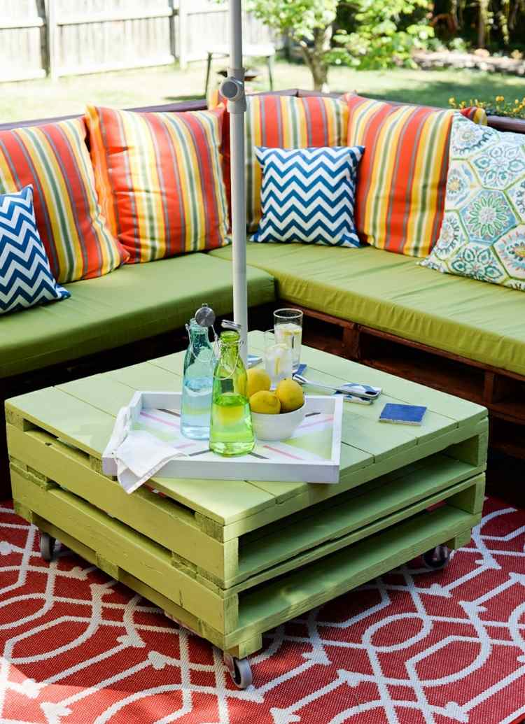 träpallar möbler grönt soffbord hjul matta kasta kuddar färgglada