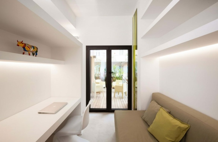 trä-parkett-gästrum-barnrum-beige-soffa-minimalism-belysning