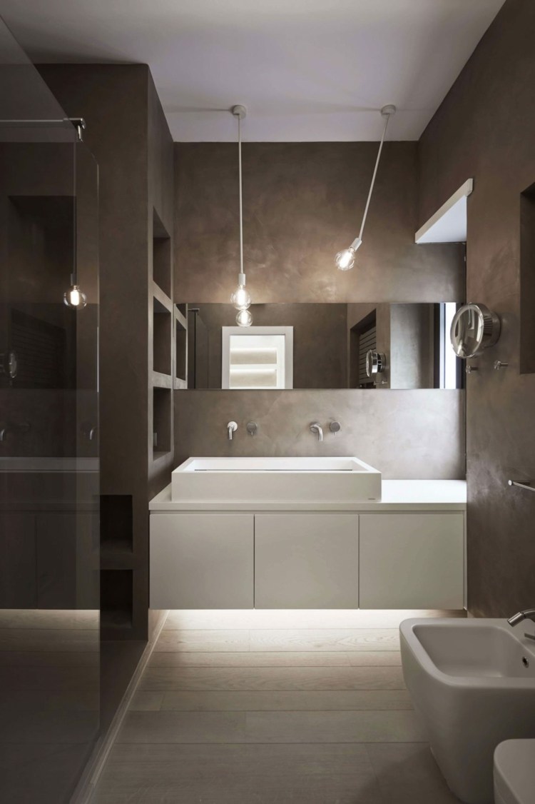 trä-parkett-elegant-badrum-tvätt-skåp-glas vägg-dusch