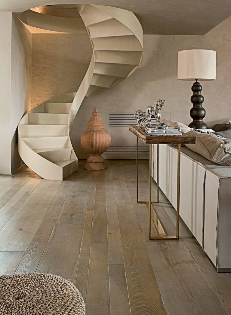 golv trä parkett vardagsrum möbler ombord spiraltrappa modern elegant