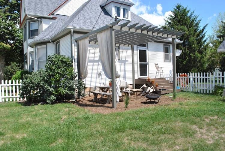 trä-pergola-gardiner-tillbaka trädgård-gräsmatta-hus-staket-trappor-trädgårdsmöbler
