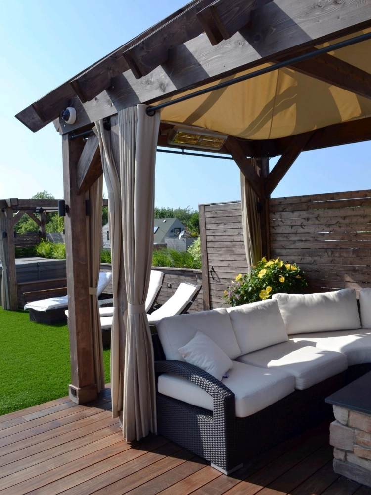 trä-pergola-gardiner-trägolv-träkonstruktion-trädgårdsmöbler-plastrotting-svart-stoppade kuddar-beige-sekretessskärm