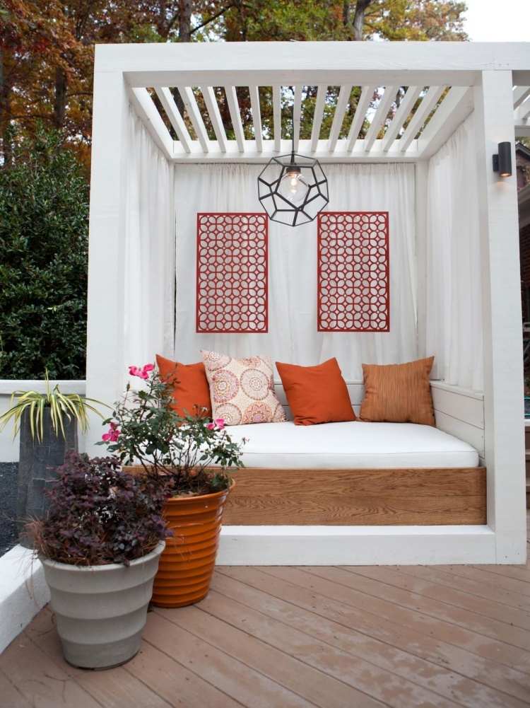 trä-pergola-gardiner-trä-konstruktion-vit dagbädd-kudde-planter-orange-växter-blommor