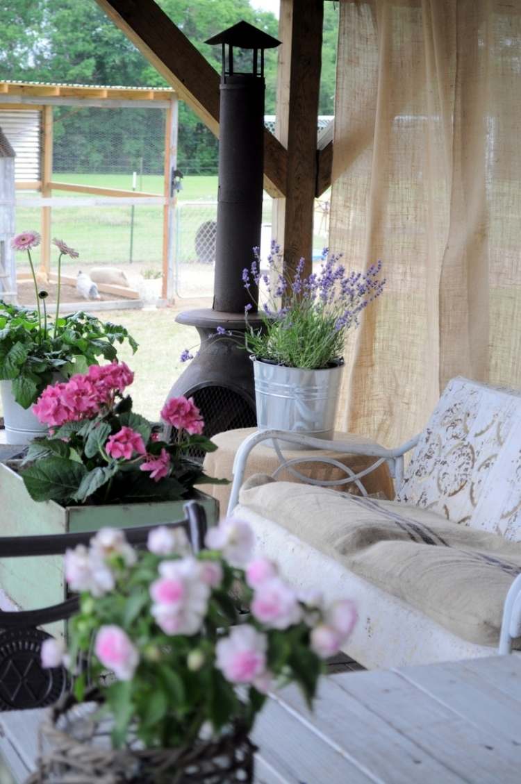 trä-pergola-gardiner-öppen spis-blomma-soffa-metall-vit-lavendel-träbjälkar-vintage