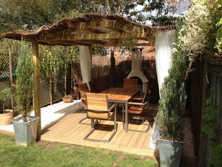 trä-pergola-gardiner-skugga-trädgårdsmöbler-metallkonstruktion-grill-cypress-grus-gräsmatta