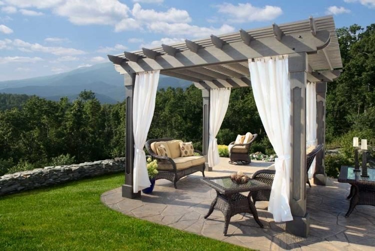 trä-pergola-gardiner-vackra-aublick-naturliga-gräsmatta-plast-rotting-möbler-klädsel-beige-träd