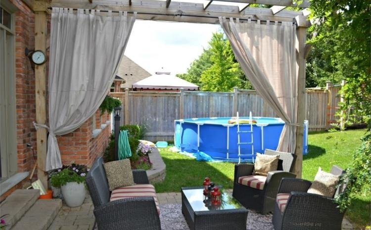 trä-pergola-gardiner-pool-hus-tegel-gräsmatta-trädgårdsmöbler-plast-ttan