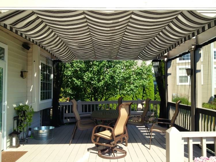 trä-pergola-gardiner-tyg-randig-terrass-trädgårdsmöbler-träräcken