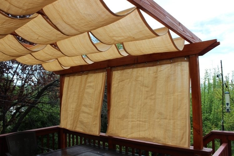trä-pergola-gardiner-tyg-luftigt-beige-solskydd-trä-konstruktion-räcken-trädgård-skugga