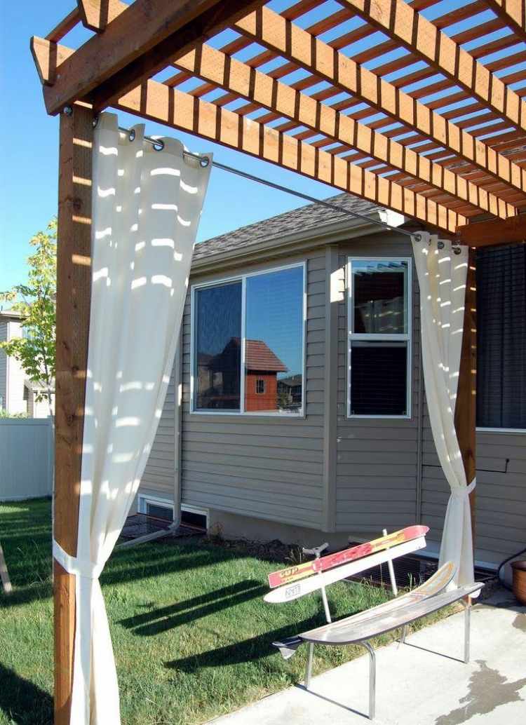 trä-pergola-gardiner-vit-solskugga-bänk-skid-gräsmatta-hus-grå