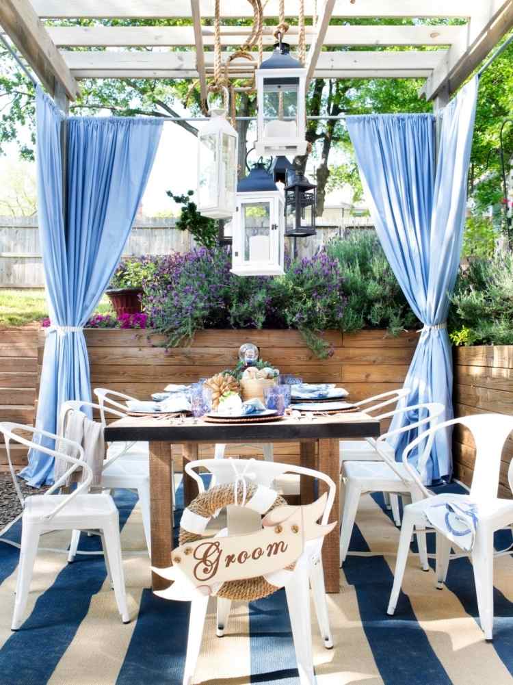 Träpergola-gardiner-maritim-vit-blå-jute repstolar-vit-metall-bord-massivt trä-dekoration