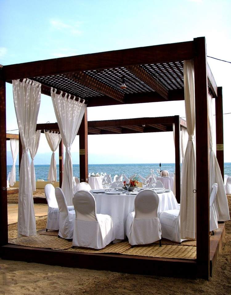 Träpergola -gardiner-strand-bröllop-vit-stol-lock-havs-romantisk-sand