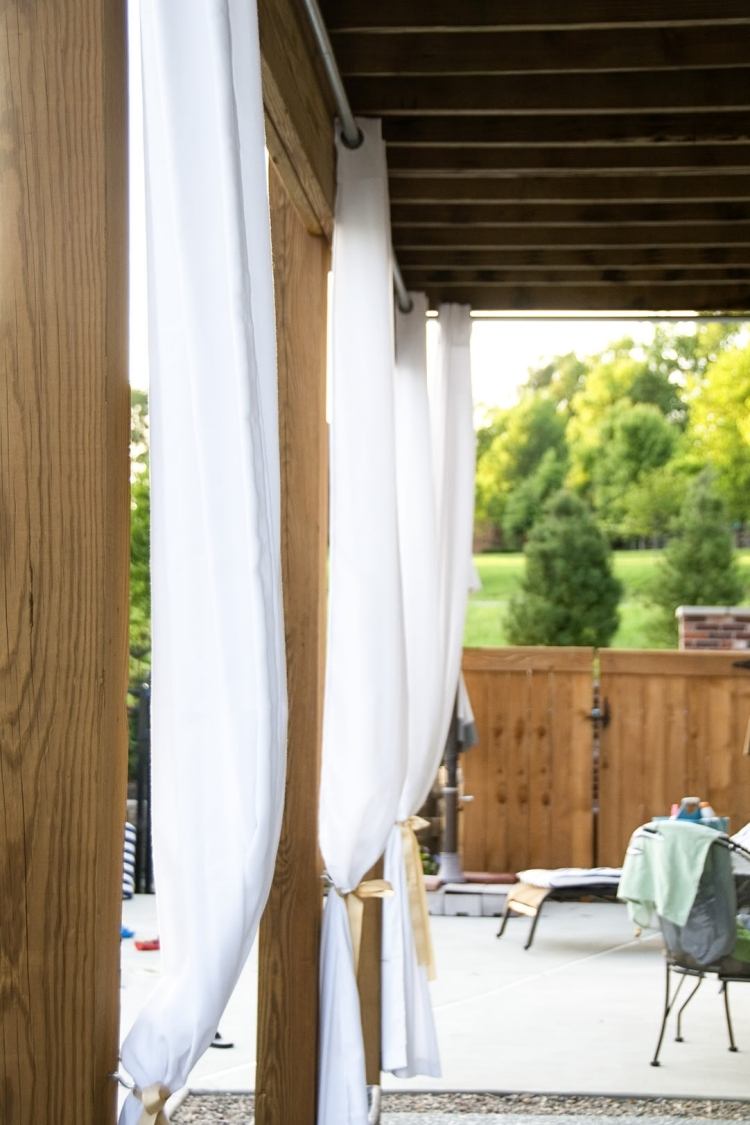 Träpergola - gardiner - vit - träkonstruktion - trädgårdsmöbler - staket - sekretessskärm - trädgård - grus