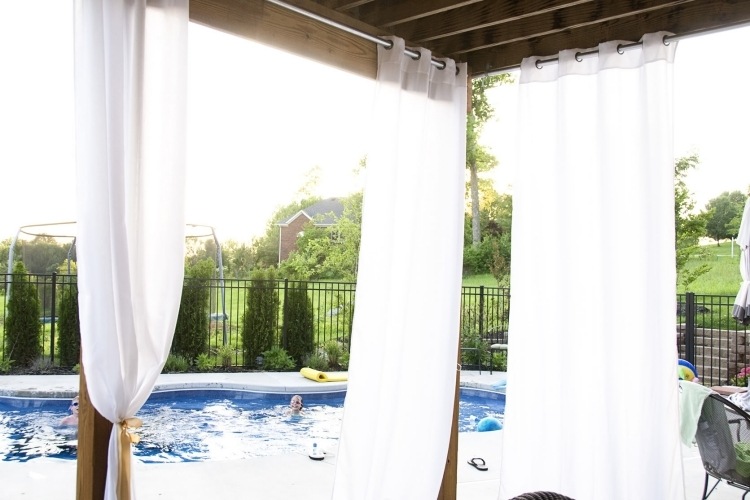 trä-pergola-gardiner-vit-pool-sekretess-väder-staket-vackra