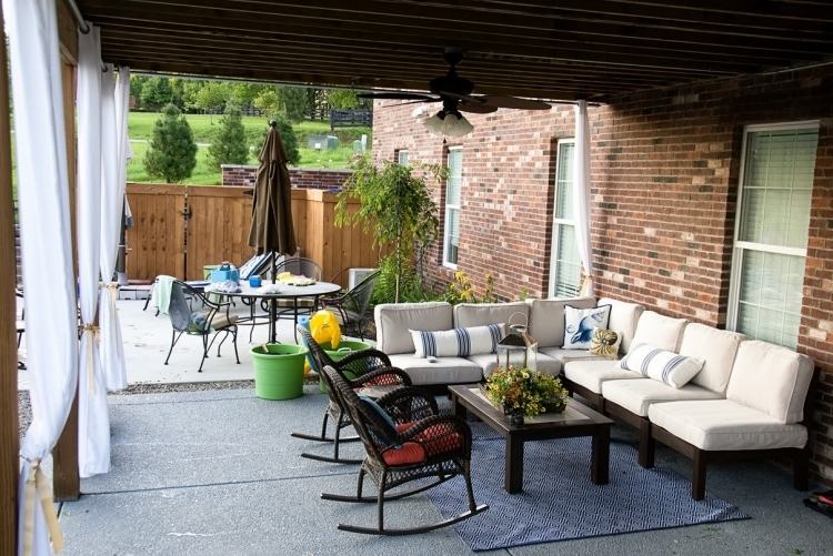 trä-pergola-gardiner-tegel-hörn sittplats-sittdynor-stoppade kuddar-beige-gungstolar-baldakin