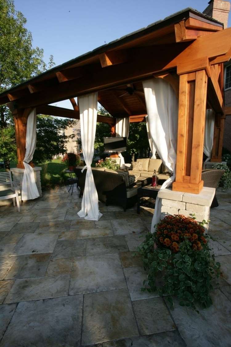 trä-pergola-gardiner-kakel-trä-konstruktion-trädgård-möbler-skugga-integritet