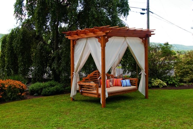 trä-pergola-gardiner-bänk-sväng-kudde-mat-gräsmatta-buskar-trä konstruktion-trädgård