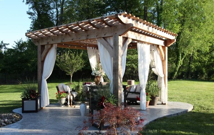 trä-pergola-gardiner-trädgård-gräsmatta-redan-dekoration-växter-grus-planter-trädgård dekoration-sittplatser