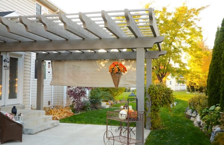 trä-pergola-gardiner-trädgård-gräsmatta-cypress-växter-tyg-schalosia