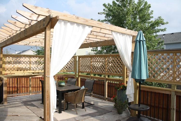 trä-pergola-gardiner-trädgård-integritetsskydd-trädgårdsmöbler-matta-parasoll-foundation