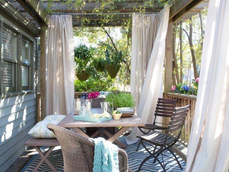 trä-pergola-gardiner-mysiga-trädgårdsmöbler-växter-träd-matta-vit-blå
