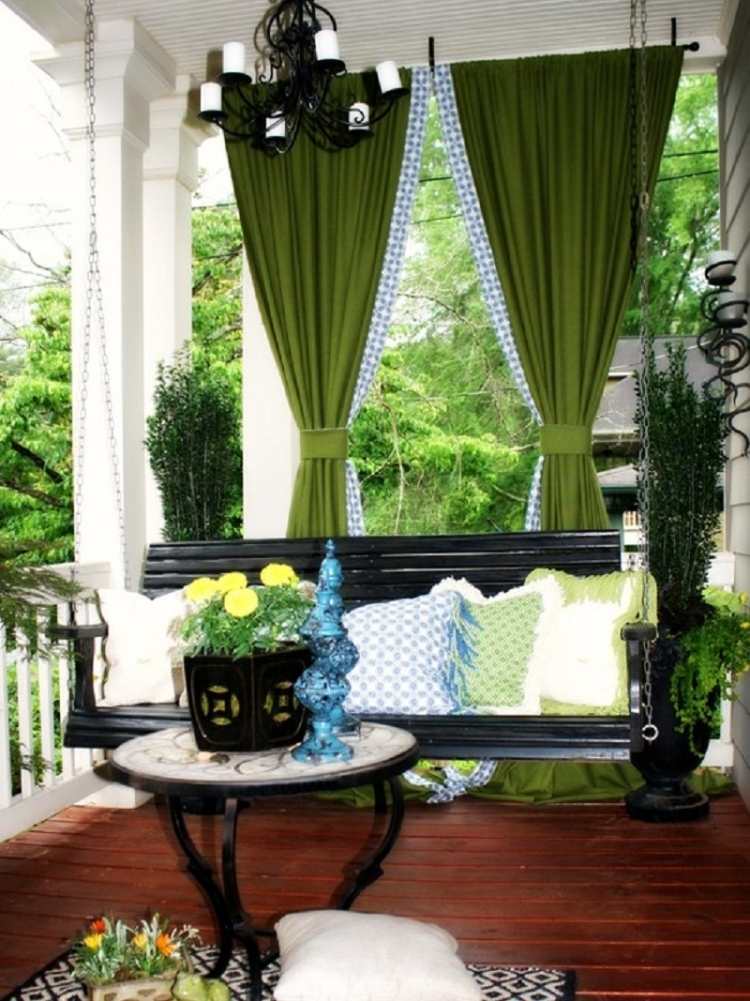 trä-pergola-gardiner-grön-bänk-gung-terrass-bord-blomma-dekoration